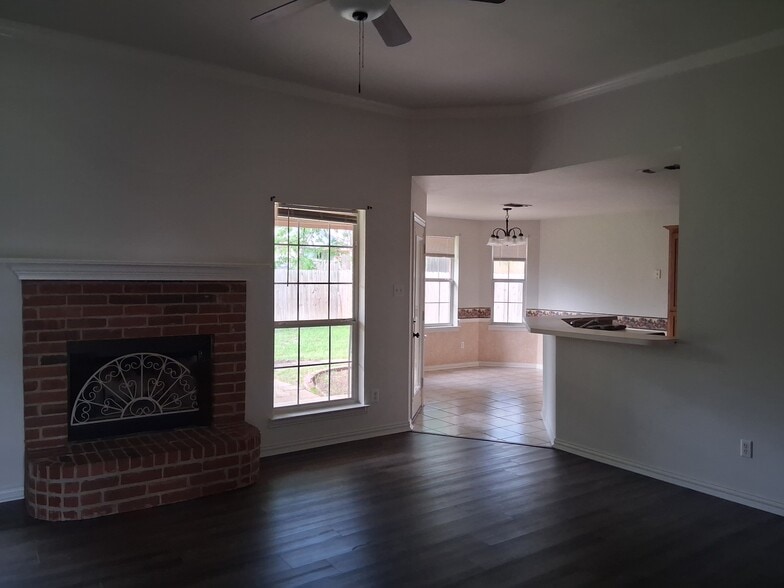 Building Photo - 1016 Brookhaven