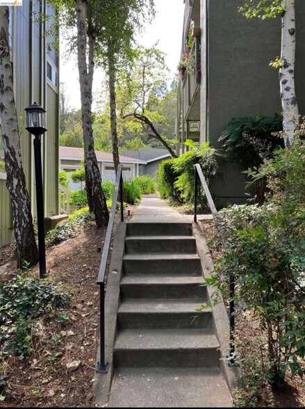 Building Photo - 8761 Mountain Blvd