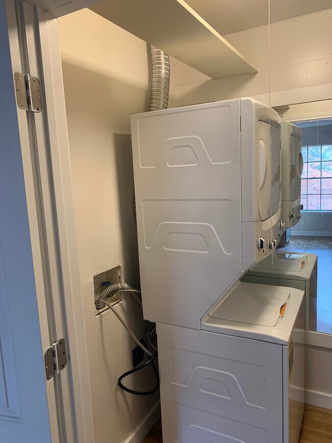 Building Photo - 2822 Briarhurst Dr