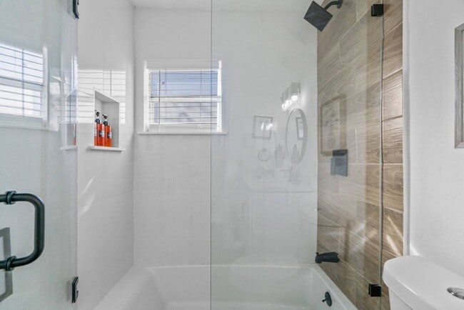 Building Photo - Modern 4BR South Tampa Home | Yard | Near the Bay