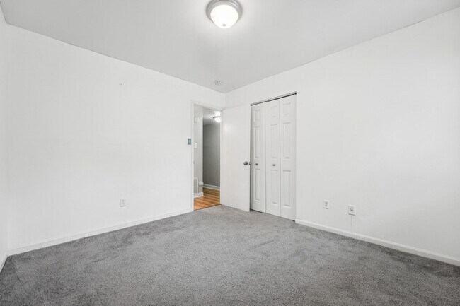 Building Photo - 508 Solar Dr