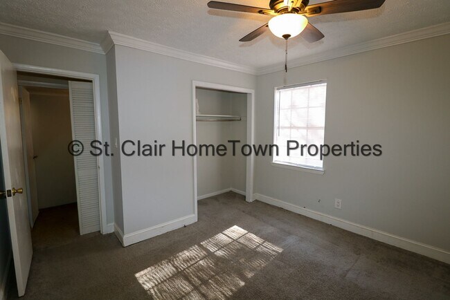 Building Photo - One level Home Close to Town