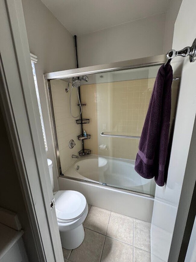 Building Photo - Welcome to this stunning 3-bedroom, 2.5-ba...