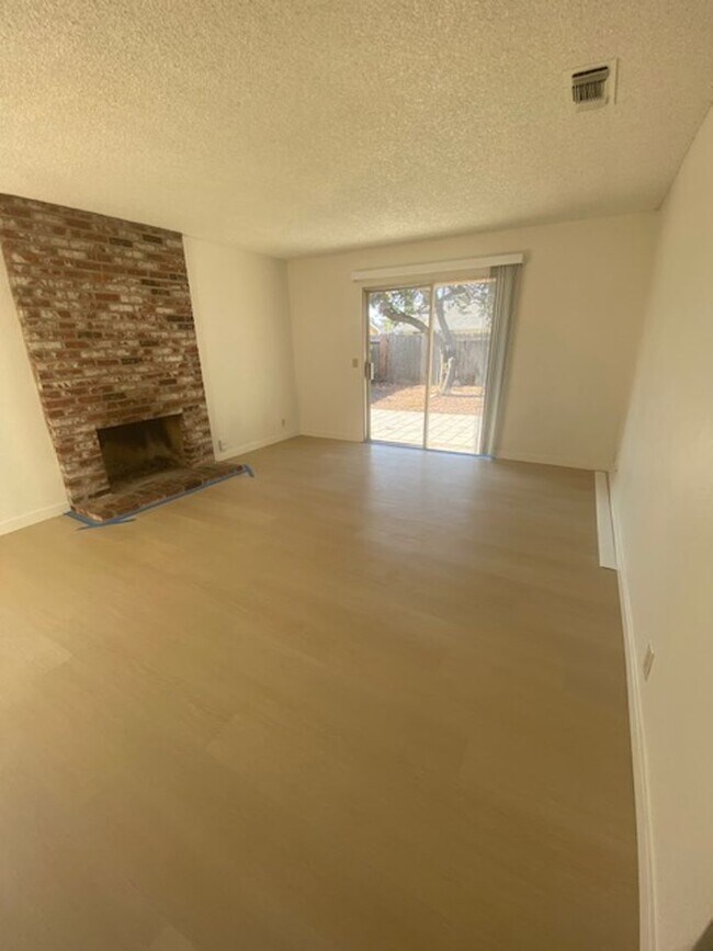Building Photo - 1118 Woodridge Dr