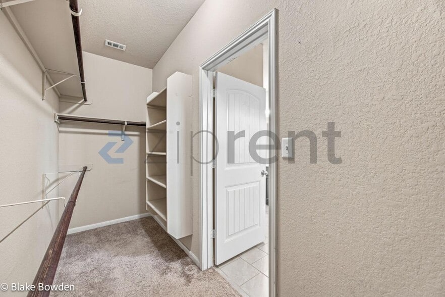 Building Photo - Unit 1