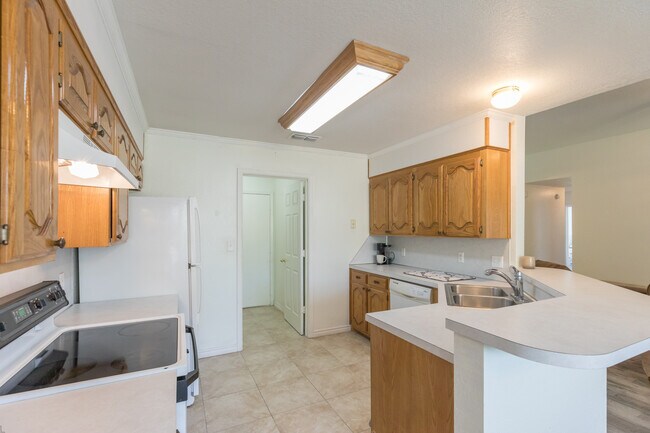 Building Photo - 2634 Bishop Rd