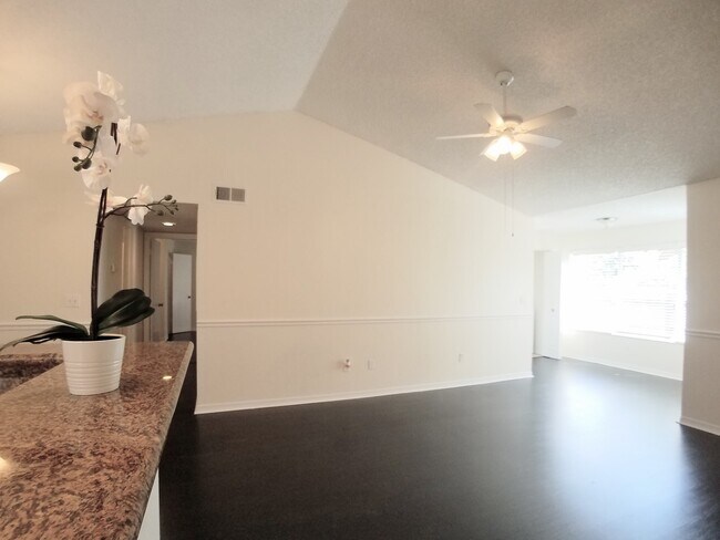 Building Photo - Beautiful Remodeled 2/1 Condo x Rent @ Villa Medici close to Theme Parks!