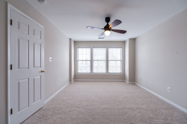 Building Photo - Immaculate 3 Bed 2 Full & 2 Half Bath End ...