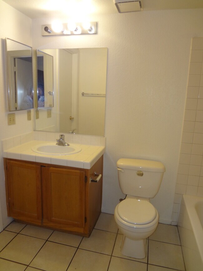 Building Photo - 2 BEDROOM 2 BATHROOM LOCATED IN GATED COMM...