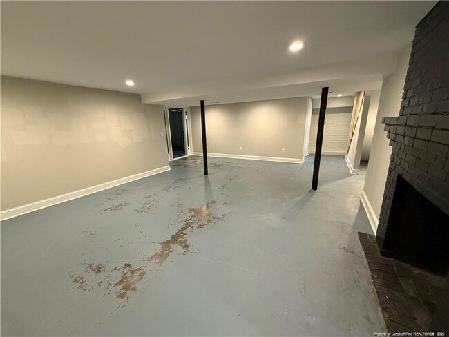 Building Photo - 907 Evans Dr