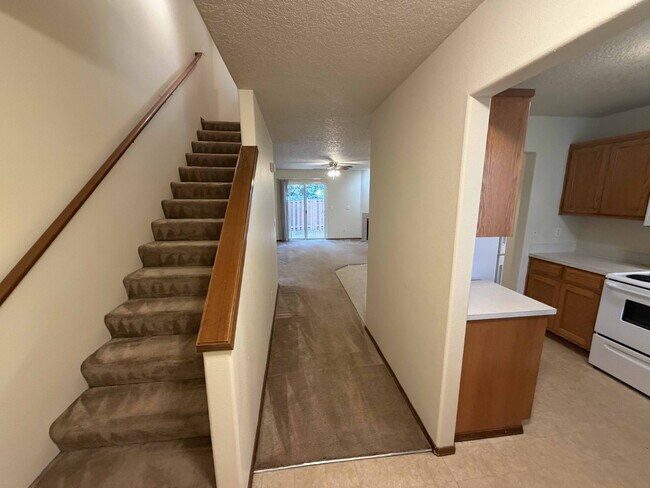 Building Photo - 3 Bedroom / 1.5 Bathroom Duplex Unit - Nearby Transportation, Milwaukie Marketplace and King Road...