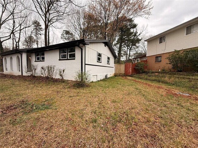 Building Photo - 1055 Pinecrest Dr