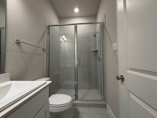 Building Photo - 624 Hutchinson Ln