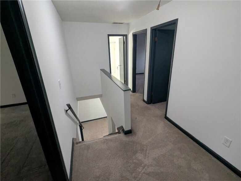 Building Photo - 232 Toweridge Dr SW