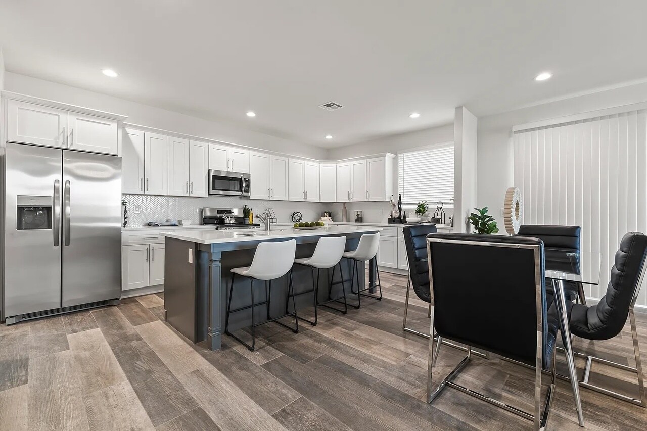 Building Photo - 500 S Soho Ln