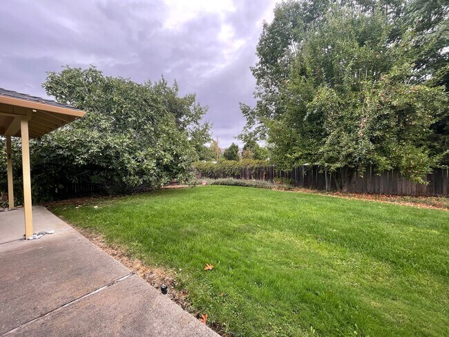 Building Photo - Desirable East Medford Single Story