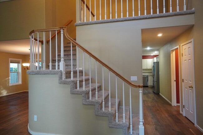 Building Photo - 1394 E Holly St