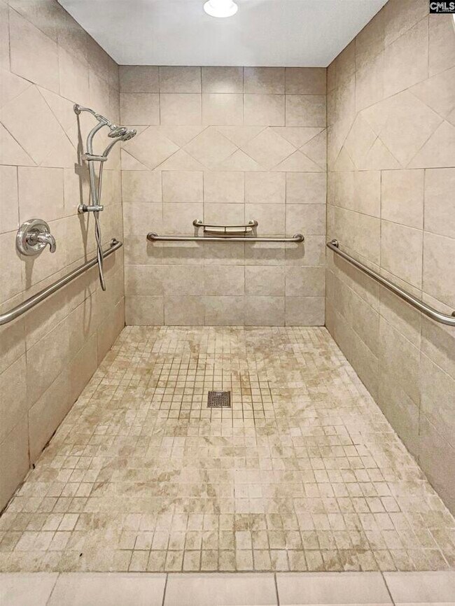 Building Photo - Furnished rental