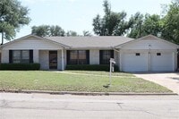 Building Photo - 3205 Pin Oak Dr