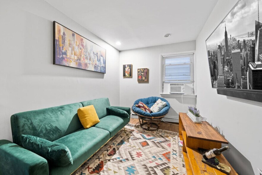 Primary Photo - 35 W 50th St