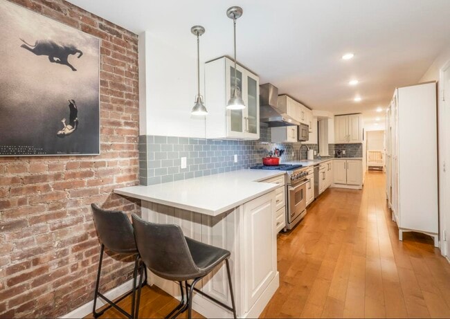 Building Photo - 226 1st St