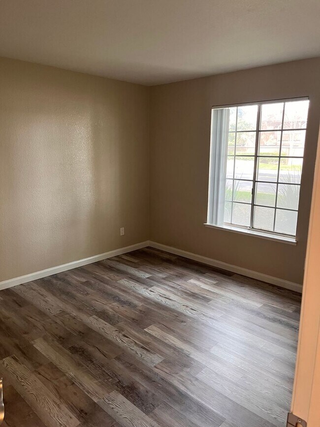 Building Photo - 2 Bedroom 2 Bathroom Condo Close to Freeway, Schools & Shopping