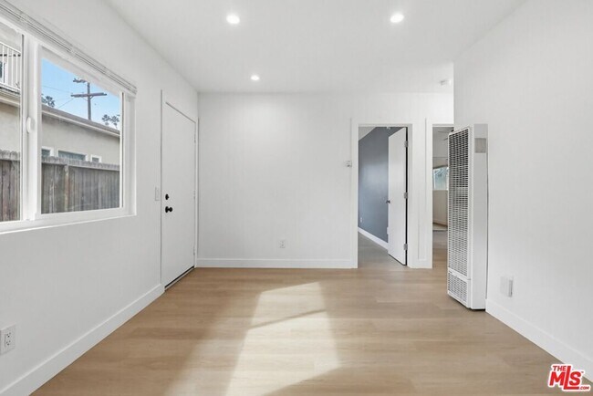 Building Photo - 222 S Ave 63