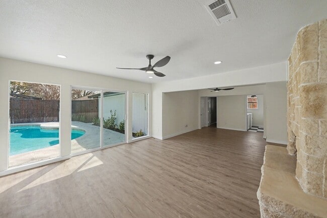 Building Photo - 3204 Lynbrook Dr