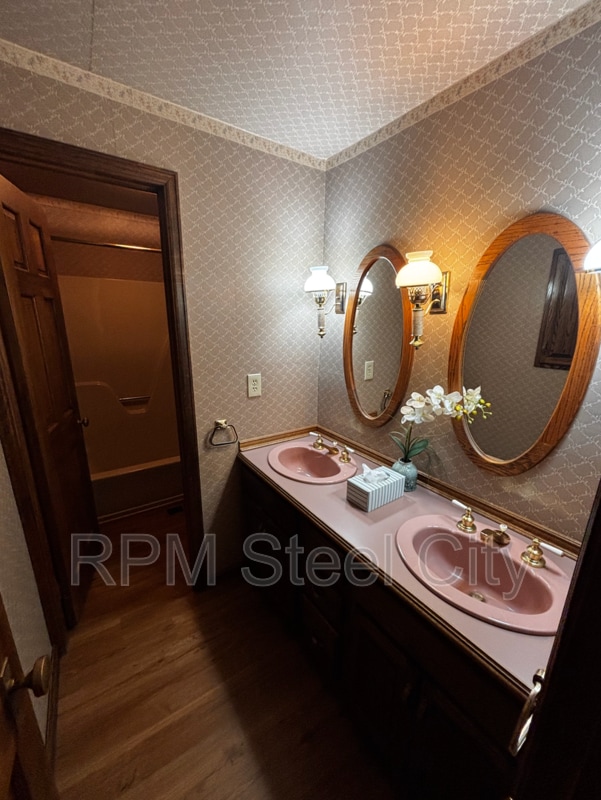 Building Photo - 512-512 1/2 W 10th St