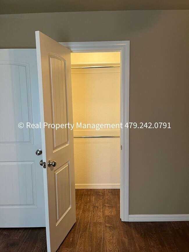 Building Photo - Very Nice 3B/2B Duplex Available NOW!