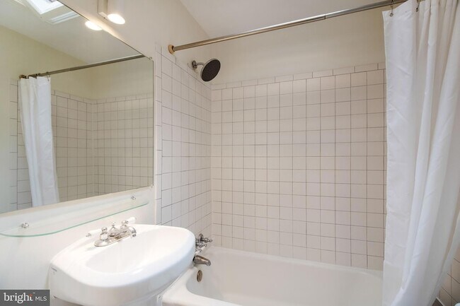 Building Photo - 2224 Observatory Pl NW