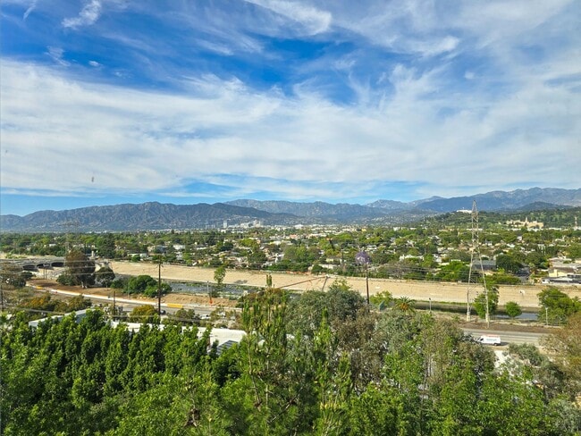 Building Photo - Modern Luxury Condo with Panoramic Views | 3-Story Condo + Private Rooftop Deck