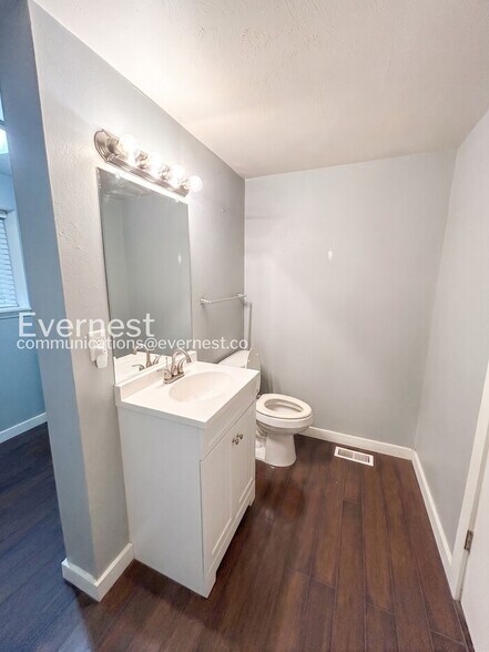 Building Photo - 5550 Lantana Cir