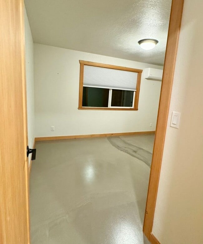 Building Photo - RENT SPECIAL - 1/2 Off First Month's rent! Charming 1BR in Convenient Eugene Location!