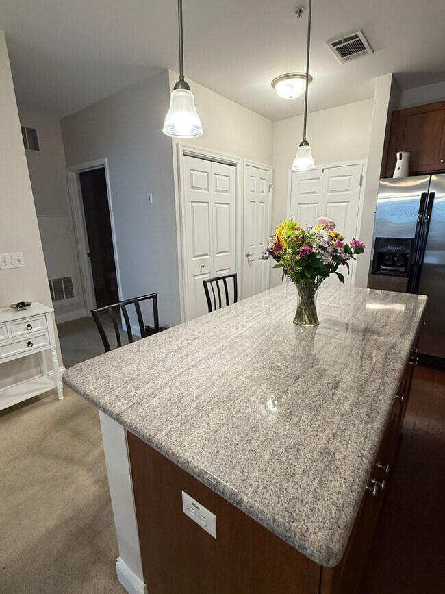 Building Photo - 300 W Elm St