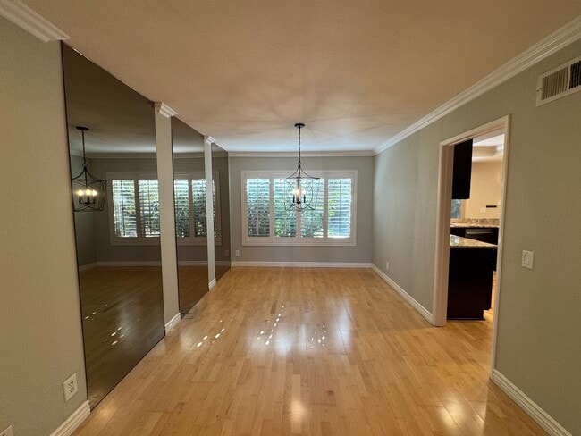 Building Photo - Charming 3Bd/2.5Ba w/Private Yard and New ...