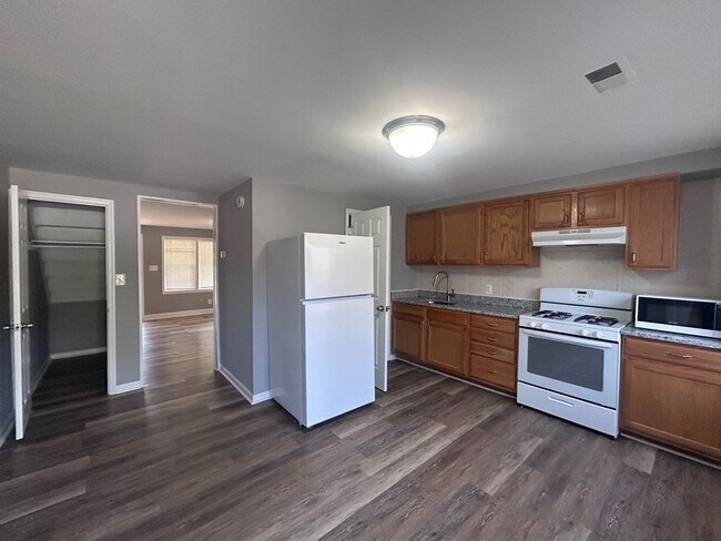 Building Photo - Baltimore - 2 Bedrooms + Den and 1 baths Available!