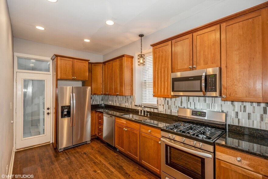 Eat-in kitchen with SS appliances, granite countertops, cherry wood cabinets - 6320 N Paulina St