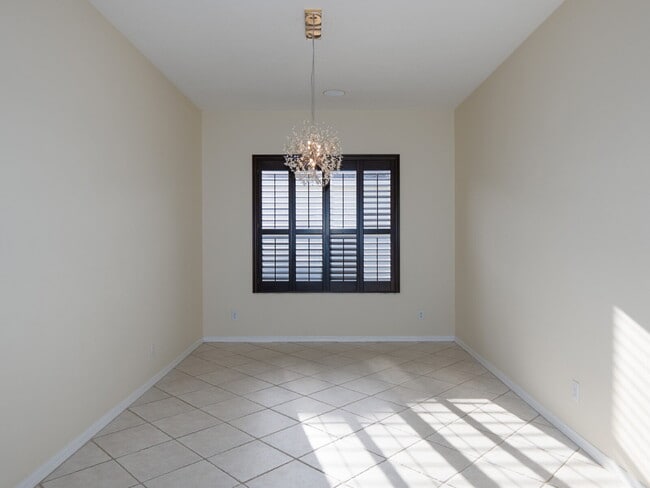 Building Photo - "Spacious 3-Bedroom Oasis with 2 Baths and 2,287 Sq Ft in Bradenton!"