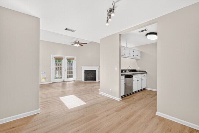 Building Photo - 440 English Ivy Dr