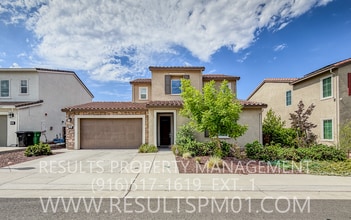 Building Photo - Gorgeous 4 Bedroom Lincoln Home