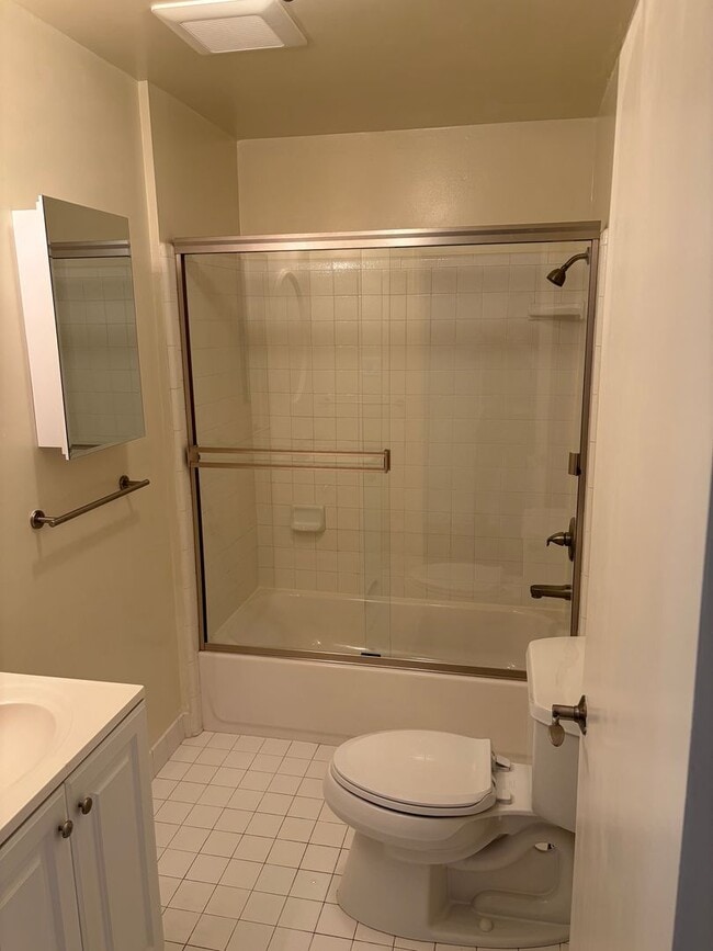 Building Photo - Remodeled Studio in the Haight. Elevator B...