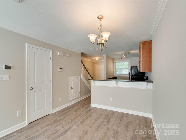 Building Photo - 1344 Green Oaks Ln