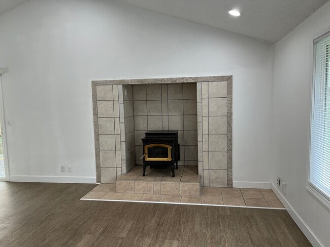 Building Photo - Beautiful 3 bedroom 2 bath house in Eugene!