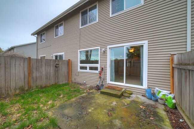 Building Photo - Spacious 3 bedroom townhome close to CK sc...