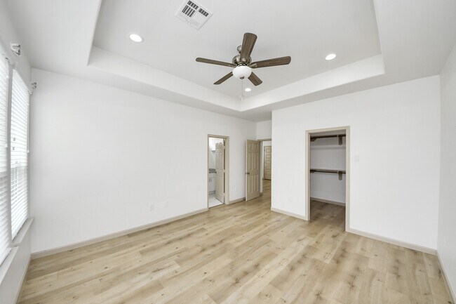 Building Photo - 2119 Esther Dr