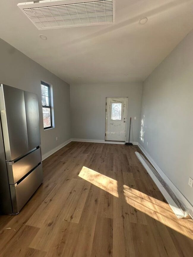 Building Photo - 430 Dickinson St