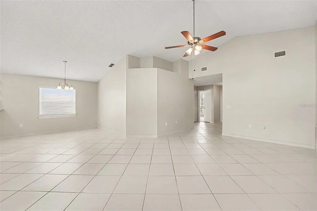 Building Photo - 204 Kingshill Ct SE