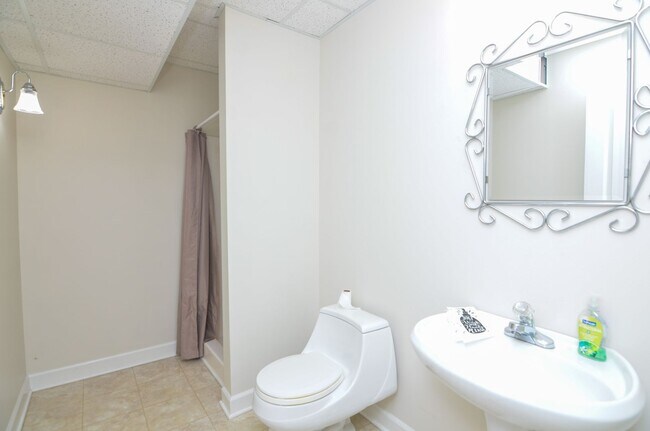 Building Photo - 604 Georgian Way