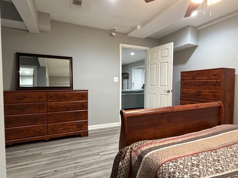 Building Photo - 220 Drumcliff Ct